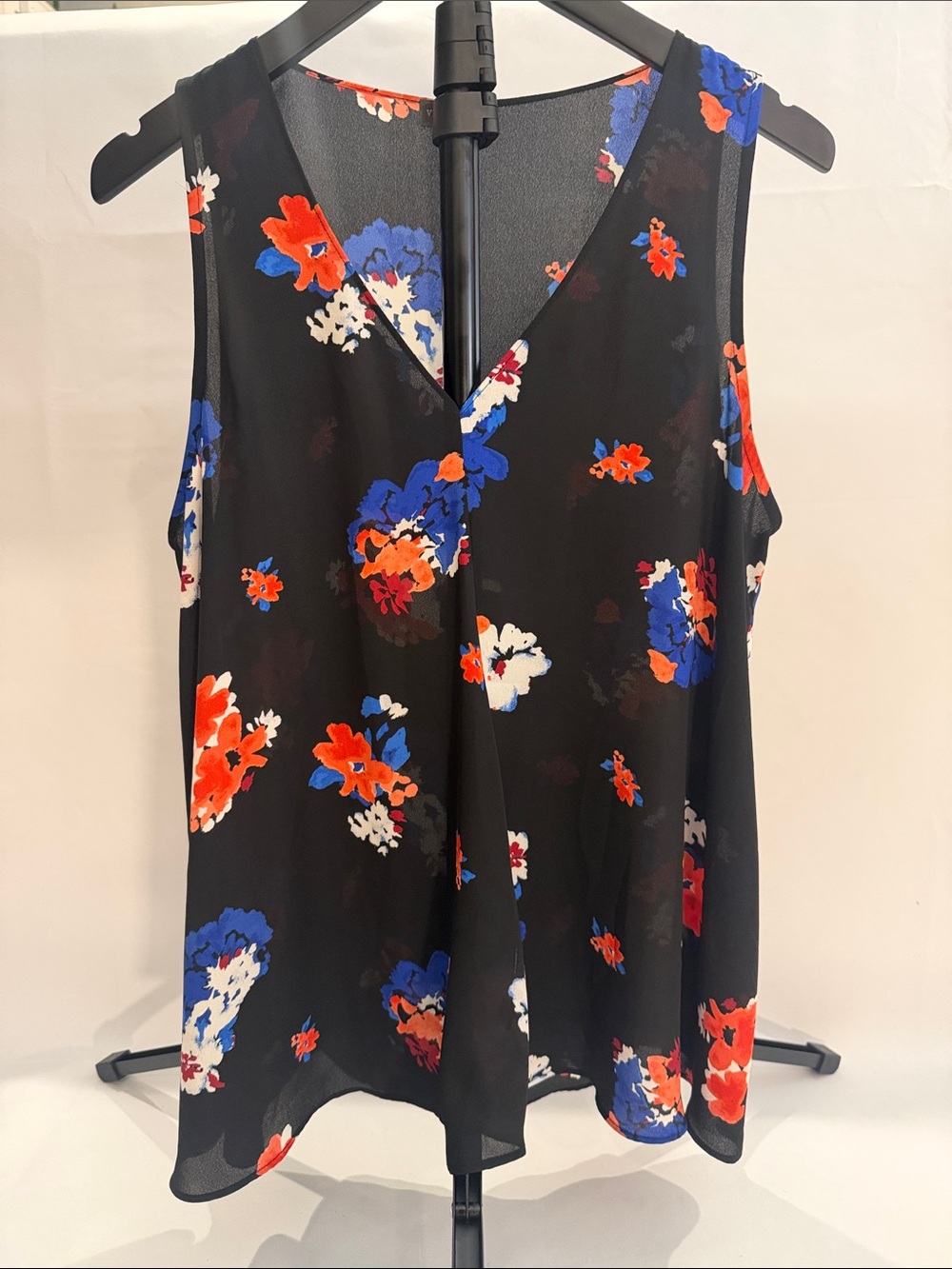 Vince Camuto Black Sleeveless V-Neck Floral Print Camisole